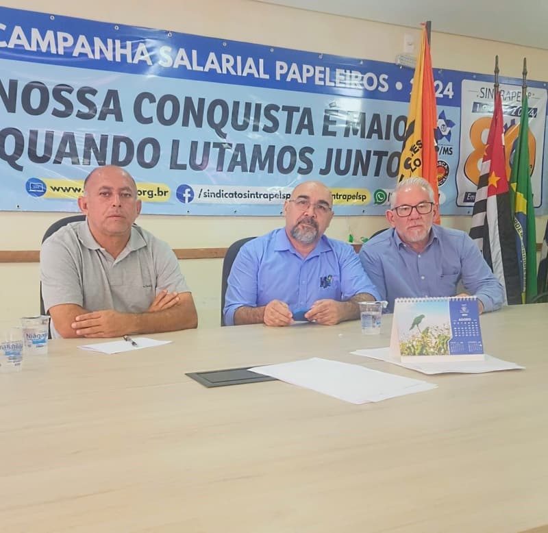 Mesa do sindicato diante da faixa da Campanha Salarial dos Papeleiros: nossa conquista é maior quando lutamos juntos