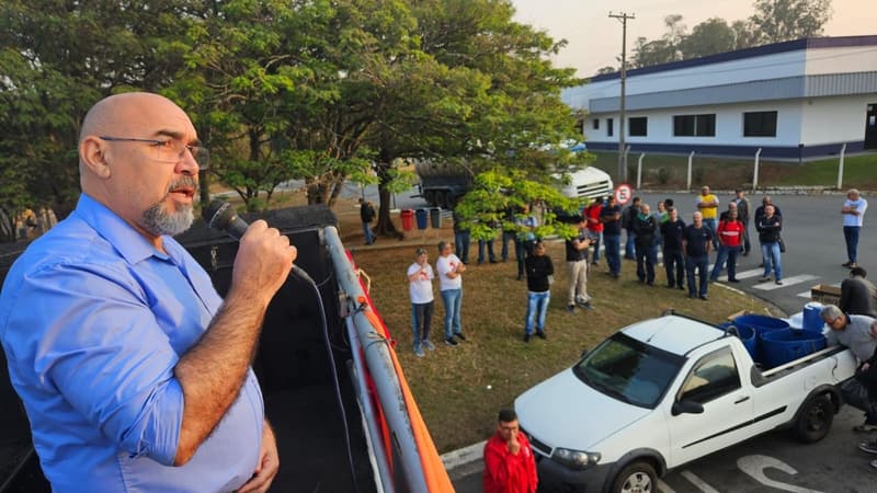 Fala do sindicato aos trabalhadores na mobilização em frente à Papirus, em Limeira