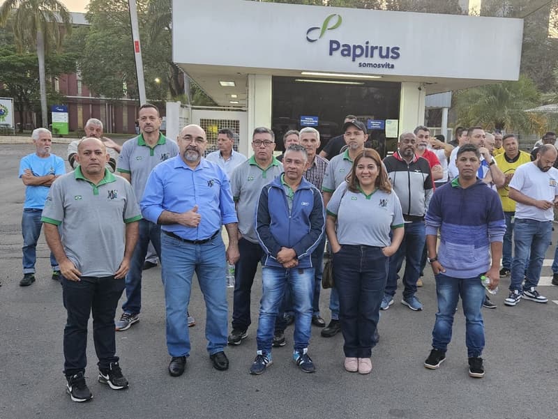 Trabalhadores reunidos com o sindicato em frente à fábrica da Papirus